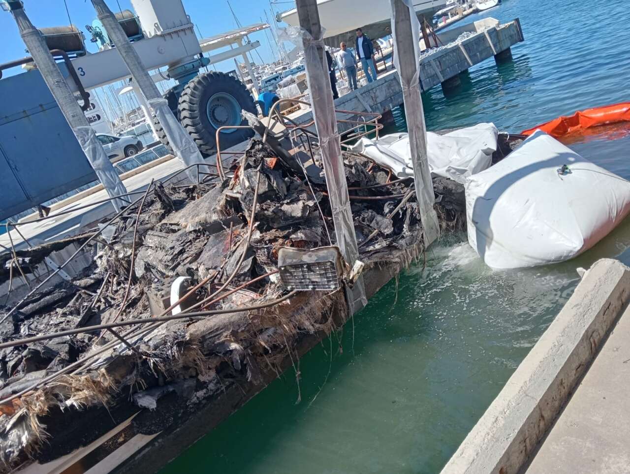 Bodrum'da Alevlere Teslim Olan Milyonluk Yatların Enkazları Kaldırılıyor 6